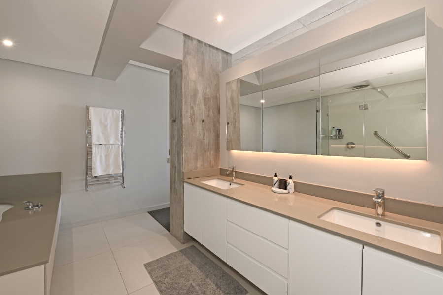 To Let 4 Bedroom Property for Rent in Green Point Western Cape